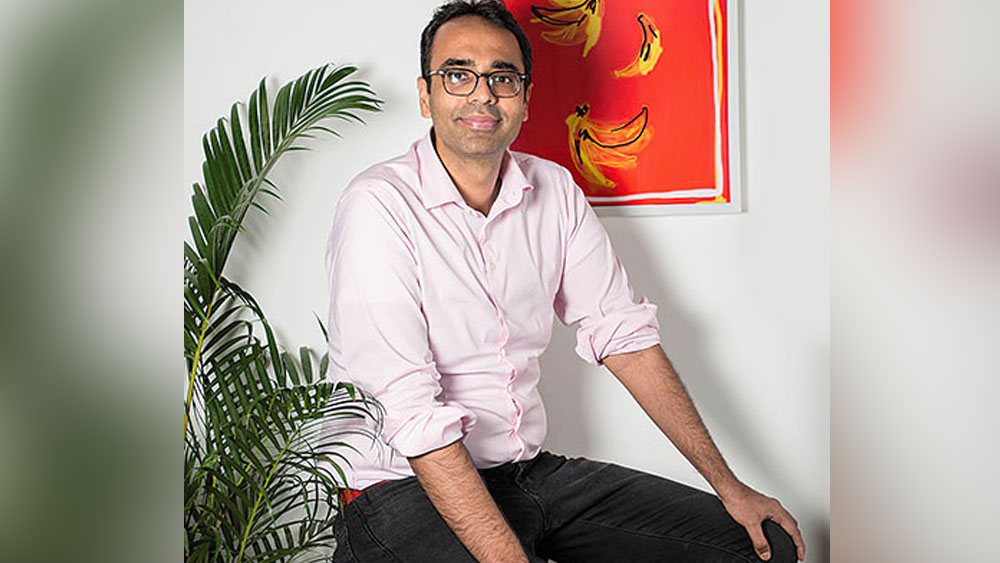 কিন্তু লেখালেখি বা যোগাভ্যাস কি তাঁর কাজে বাধা দেয়? উত্তরে কর্ণ জানিয়েছেন, একদমই তা নয়। বরং সৃষ্টিশীলতা তাঁকে এগিয়ে যেতে সাহায্য করেছে।