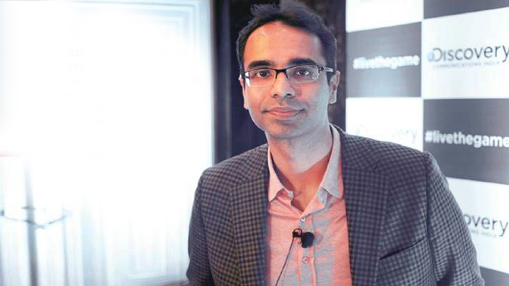 লেখক একটি সাদা পৃষ্ঠা থেকে শুরু করে সম্পূর্ণ বইকে রূপদান করেন। ঠিক সে রকমই এক জন ব্যবসায়ী ভাবনা চিন্তা থেকে শুরু করে এক দিন সংস্থাকে জন্ম দেন। যেখানে হাজার কর্মী কাজ করেন। এ ভাবেই ভাবতে ভালবাসেন কর্ণ।