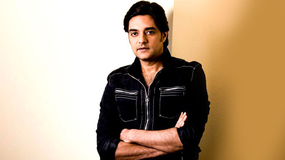 মুম্বইয়ে কেরিয়ার করতে এসে প্রথমেই ধাক্কা। পর পর বেশ কিছু ছবি বাতিল হয়ে যায়। কথা হওয়ার পরেও ছবিগুলি না হওয়ায় ভেঙে পড়েন চন্দ্রচূড়। সে সময়ই ফিরে গিয়েছিলেন দূন স্কুলে সঙ্গীতের শিক্ষক হতে।