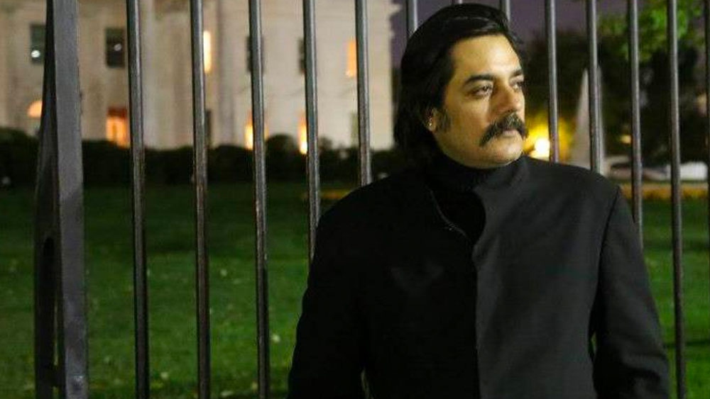 কেরিয়ারে পিছিয়ে পড়ায় বরং ছেলেকে অনেকটা সময় দিতে পেরেছেন তিনি। এ ভাবেই জীবনকে সদর্থক দৃষ্টিতে দেখতে চান নায়কোচিত আচরণ থেকে বহু দূরে থাকা এই অন্তর্মুখী অভিনেতা।  