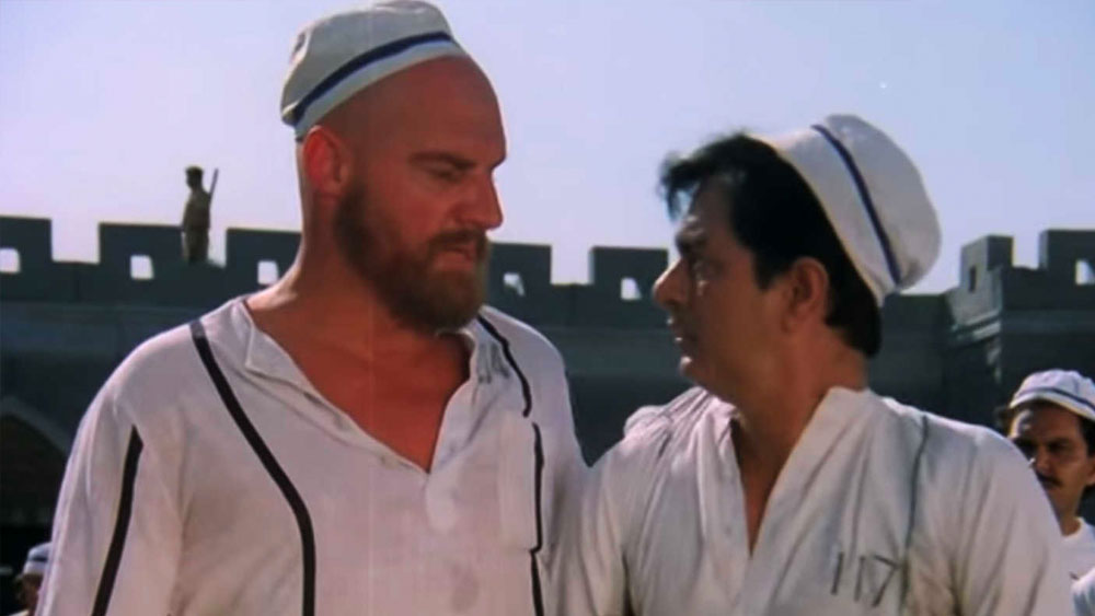 অভিনয়ের জন্য আলাদা করে হিন্দি ভাষা শিখেছিলেন বব। মূল খলনায়ক, খলনায়কের সহকারী ছাড়াও তাঁর ইংরেজি টানে হিন্দি উচ্চারণের জন্য অত্যাচারী ব্রিটিশ শাসকের ভূমিকাতেও অভিনয় করেছেন তিনি।