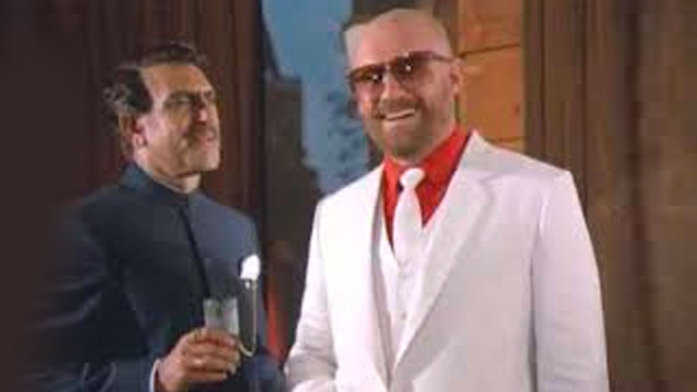 ২০০০ সালে তিনি মুম্বই ছেড়ে চলে যান বেঙ্গালুরু। ফিল্ম ইন্ডাস্ট্রির সঙ্গে যোগাযোগও বিচ্ছিন্ন করে দেন। বেঙ্গালুরুতে সঞ্জয় খানের বিলাসবহুল হোটেলে যোগব্যায়ামের প্রশিক্ষক হিসেবে কাজ করতেন। কিন্তু ২০০৬ সালে সঞ্জয়ের সঙ্গে তাঁর তীব্র বাদানুবাদ হয়। দীর্ঘদিনের বন্ধুত্ব নষ্ট হয়ে যায়। হোটেলের চাকরি ছেড়ে দেন বব।