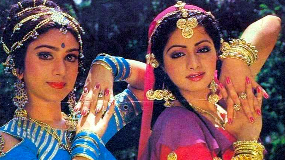 ইন্ডাস্ট্রিতে বহিরাগত মাধুরীকেও কেরিয়ারের শুরুতে প্রচুর স্ট্রাগল করতে হয়েছে। কঠোর পরিশ্রমের সুবাদেই শ্রীদেবী, মীনাক্ষীর হাত থেকে তিনি নিতে পেরেছিলেন বলিউডের রাজপাট।