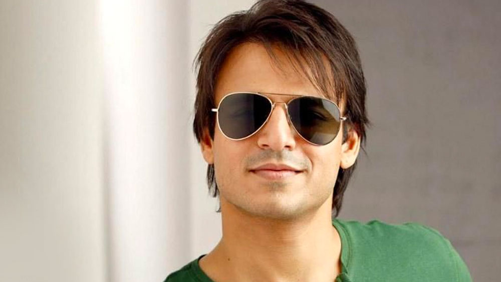 তাঁর ফিল্মোগ্রাফিতে উল্লেখযোগ্য বাকি ছবি হল ‘ডরনা মানা হ্যায়’, ‘কিসনা:দ্য ওয়ারিয়র পোয়েট’, ‘লাক বাই চান্স’, ‘কৃষ থ্রি’ এবং ‘কুরবান’। কিন্তু তার পরেও সমসাময়িক নায়কদের সঙ্গে প্রতিযোগিতায় পিছিয়ে পড়েন তিনি।