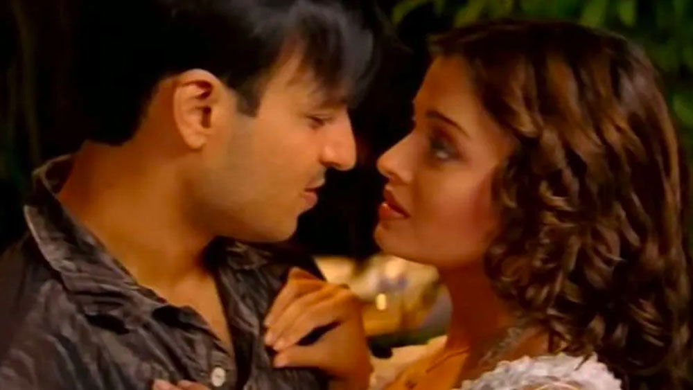 সে সময় সলমনের সঙ্গে ঐশ্বর্যার সম্পর্ক সদ্য ভেঙেছে। বিবেকের মধ্যে মানসিক আশ্রয় খুঁজে পেয়েছিলেন অ্যাশ। তাঁদের সম্পর্ক প্রেমে বদলে যেতে সময় নেয়নি। বিবেকের অভিযোগ, তাঁদের ঘনিষ্ঠতা মেনে নিতে পারেননি ঐশ্বর্যার প্রাক্তন প্রেমিক সলমন। সাংবাদিক বৈঠক করে তাঁর নামে প্রকাশ্যে অভিযোগ করেন বিবেক।