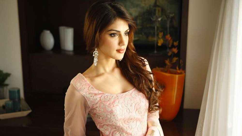 সম্প্রতি রিয়া কাজ করেছেন রুমি জাফরির পরিচালনায় ‘চেহরে’ ছবিতে। তাঁর বিপরীতে এ ছবিতে আছেন অমিতাভ বচ্চন, ইমরান হশমী এবং ধৃতিমান চট্টোপাধ্যায়। সোশ্যাল মিডিয়ায় দাবি উঠেছে, এই ছবি থেকে বাদ দেওয়া হোক অভিনেত্রীকে।