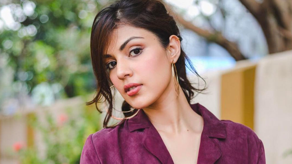 অনেকে তো এও পোস্ট করেছেন যে ‘চেহরে’ থেকে রিয়াকে বাদ না দিলে তাঁরা এই ছবি বয়কট করবেন। তবে ঘনিষ্ঠ সূত্র থেকে জানা গিয়েছে, রিয়াকে বাদ দেওয়ার কথা ভাবছেন না পরিচালক জাফরি।