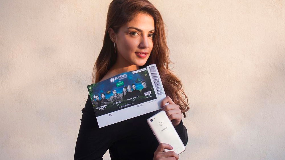 ইতিমধ্যেই অভিনেত্রীর দু’টি ফোন বাজেয়াপ্ত করেছে ইডি। শুধু রিয়াই নন, তাঁর ভাই শৌভিক এবং বাবা ইন্দ্রজিৎ চক্রবর্তীর মোবাইল ফোনও নিজেদের হেফাজতে নিয়েছে তারা। ইডি-র তরফে জানানো হয়েছে, তাঁদের প্রত্যেকের কললিস্ট খতিয়ে দেখা হবে। ফোন ছাড়াও বাজেয়াপ্ত করা হয়েছে চক্রবর্তী পরিবারের দু’টি ল্যাপটপ এবং দু’টি আইপ্যাডও। সব ক’টি গ্যাজেটই ফরেন্সিক পরীক্ষার জন্য পাঠানো হবে বলে খবর।