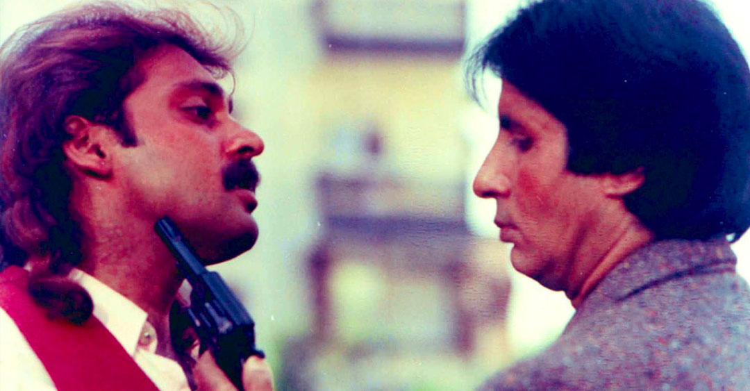 ১৯৮৯ থেকে ২০০০ অবধি মহেশ আনন্দ চুটিয়ে কাজ করেন বলিউডে। কিন্তু তার পরেই প্রতিযোগিতার মুখে ধীরে ধীরে হারিয়ে যান তিনি। সে সময় বলিউডে অ্যাকশন হিরোর সংখ্যা অনেক বেড়ে গিয়েছিল। নেগেটিভ রোলেও উঠে আসছিলেন নতুন নতুন মুখ।