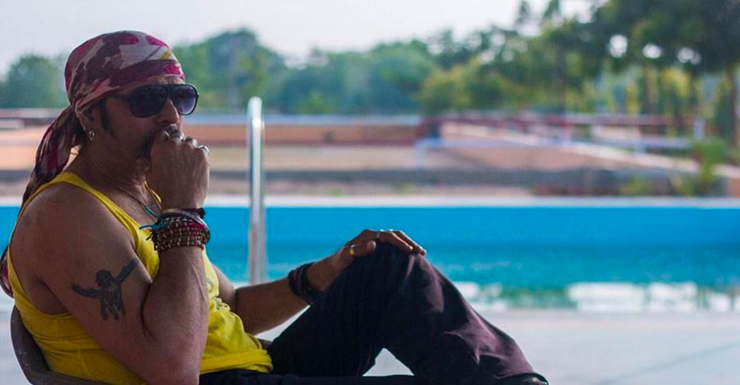 ২০০০ সালে তিনি ফাইট সিকোয়ন্সের শুটিংয়ে আহত হন। তিন চার মাস তাঁকে কাটাতে হয় সিনেমার বাইরে। এই সময় সঞ্জয় দত্ত এবং আদিত্য পাঞ্চোলি ছাড়া আর কেউ যোগাযোগ রাখেননি। অভিযোগ ছিল মহেশের।