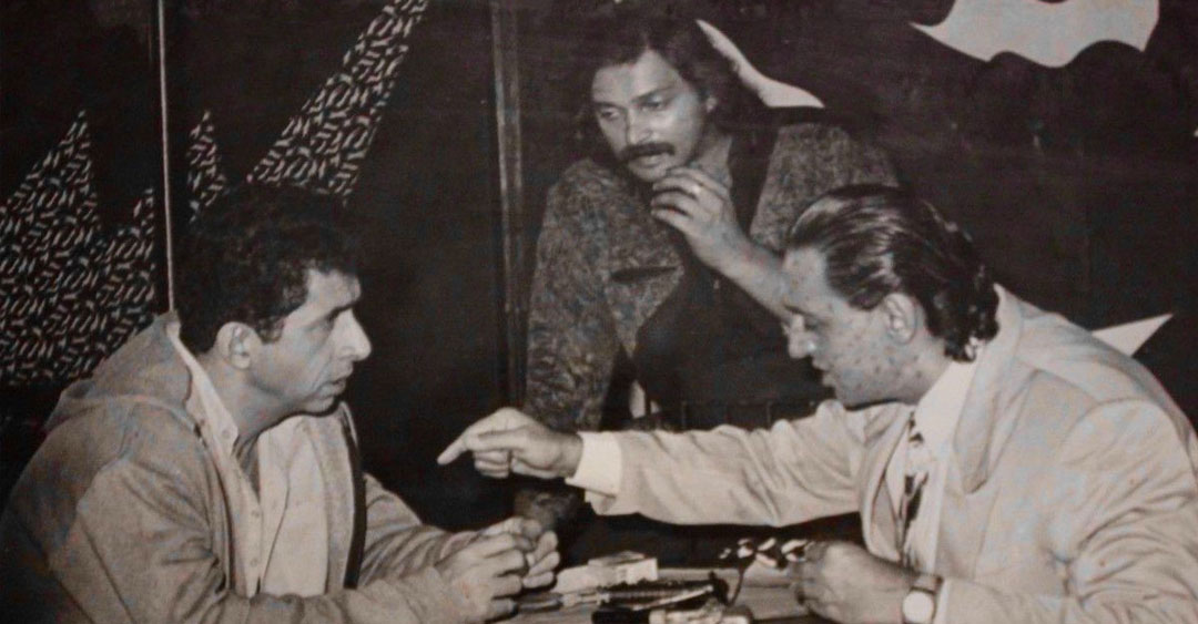 পহেলাজ পরে এক সাক্ষাৎকারে জানিয়েছিলেন, কাজ পাওয়ার জন্য মহেশ মরিয়া হয়ে ছিলেন। আঠেরো বছর কাজের বাইরে থাকায় তিনি যে করে হোক ফিরে আসতে চাইছিলেন।