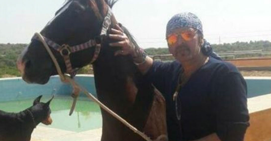 দরজা ভেঙে মহেশের ফ্ল্যাটে ঢোকে পুলিশ। এর পর সোফায় পচনধরা অবস্থায় পড়ে থাকতে দেখা যায় অতীতের দোর্দণ্ডপ্রতাপ খলনায়কের দেহ। পাশে পড়েছিল আধখাওয়া খাবার, ওয়াইনের বোতল। ঘরের টিভি চলছিল তখনও।