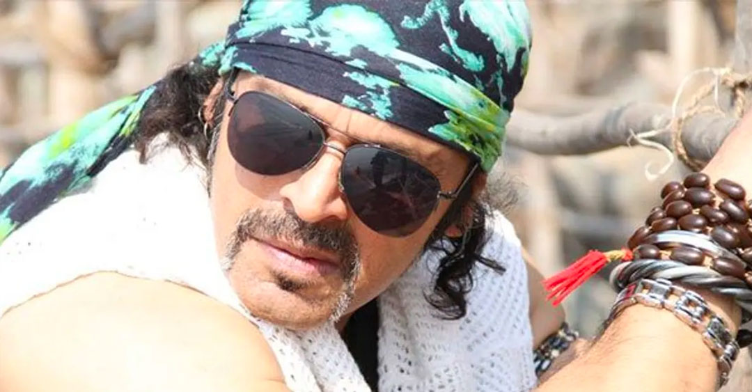 শেষ অবধি মহেশের রাশিয়ান স্ত্রী লানা এসে মহেশের শেষকৃত্য সম্পন্ন করেন। তাঁর অন্ত্যেষ্টিতে হাজির ছিলেন না কোনও বলি তারকা। যে সব সুপারস্টারের সঙ্গে তিনি কাজ করেছিলেন, তাঁদের একটুও সময় হয়নি মহেশকে বিদায় জানানোর। এমনকি, অর্থের অভাবে যখন তাঁর ক্যানসারের চিকিৎসা আটকে গিয়েছিল, তখনও এগিয়ে আসেননি কেউ।