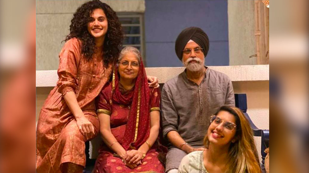 তাপসীর জন্ম ১৯৮৭ সালের ১ অগস্ট। দিল্লিবাসী এক শিখ ধর্মাবলম্বী পরিবারে। কম্পিউটার ইঞ্জিনিয়ার হওয়ার পরে তিনি বেশ কিছু দিন চাকরি করেছিলেন। তার পর একটি চ্যানেলের ট্যালেন্ট হান্ট শো-এ তিনি নির্বাচিত হন। ২০০৮-এ ‘মিস ইন্ডিয়া’ প্রতিযোগিতাতেও অংশ নেন। কিন্তু সফল হতে পারেননি।