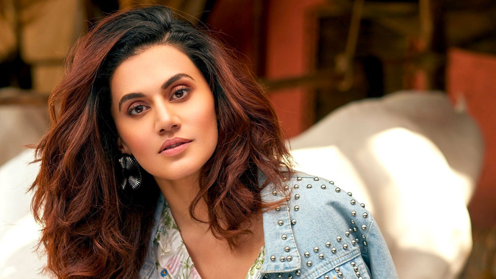 একাধিক প্রেম তাঁর জীবনে এসেছে। এক জন অভিনেতা এবং এক জন অভিনেত্রীর মধ্যে প্রেম বা সম্পর্কে তাপসী বিশ্বাস করেন না। জানিয়েছেন, তাঁর জীবনের সব সম্পর্কে এক জনই তারকা থাকবেন। এবং সেই তারকা হবেন তিনি।