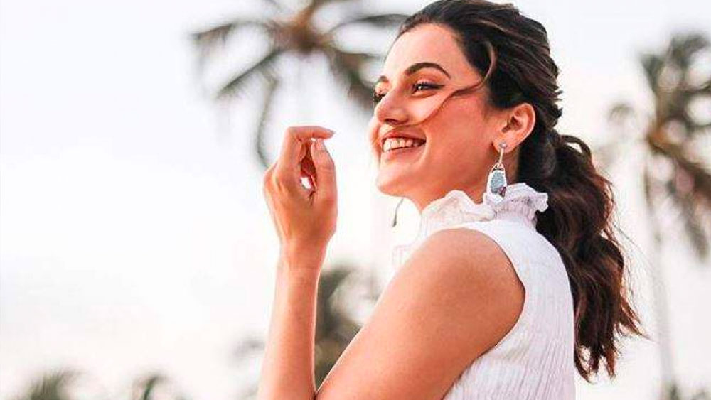 অনেক নবাগতাই যখন সুযোগের অপেক্ষায় দিন গোনেন, তখন তাপসীর ক্ষেত্রে ছবিটা ছিল সম্পূর্ণ অন্য রকম। মডেলিংয়ের কেরিয়ার শুরু করার সময় তিনি বহু দক্ষিণী ছবির অফার ফিরিয়ে দেন। কারণ সব ভাষা তাঁর সমান ভাবে রপ্ত ছিল না।