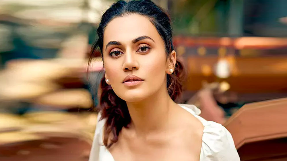 স্বজনপোষণ প্রসঙ্গে তাপসী কিন্তু নিজের বক্তব্য সম্পূর্ণ পরিবর্তন করেছেন। বলিউডের সাম্প্রতিক স্বজনপোষণ বিতর্কে তিনি বলেছেন, কোনও গডফাদার ছাড়া ইন্ডাস্ট্রিতে টিকে থাকা কঠিন। এক জন বহিরাগতর পক্ষে কাজ পাওয়া কঠিন। তিনি নিজেও অনেক সুযোগ হারিয়েছেন বলে অভিযোগ তাপসীর।