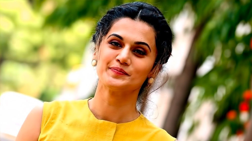 সে বার নিজের উদাহরণ দিয়েছিলেন তিনি। বলেছিলেন, ইন্ডাস্ট্রির সঙ্গে সম্পর্ক না থাকলেও যে কাজ পাওয়া যায়, তার উদাহরণ তিনি নিজে। অথচ তিন বছরের মধ্যে পিঙ্ক-অভিনেত্রীর অবস্থান বদলে গেল সম্পূর্ণ বিপরীত মেরুতে।