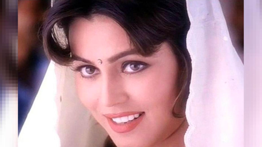 এর পর মিউজিক চ্যানেলে সঞ্চালিকা হিসেবে কাজ করছিলেন ঋতু। তখনই তিনি নজরে পড়েন পরিচালক সুভাষ ঘাইয়ের। তিনি তাঁকে সুযোগ দেন ‘পরদেশ’ ছবিতে। তারকা শাহরুখ খানের পাশে রোমান্টিক চিত্রনাট্যে সাবলীল অভিনয় তাঁকে এনে দেয় সেরা নবাগত নায়িকার পুরস্কার।