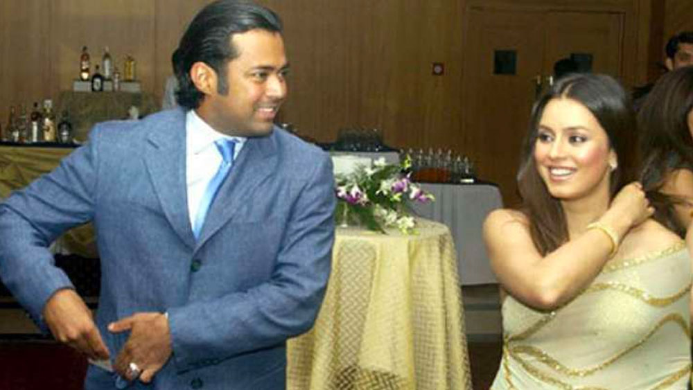 কেরিয়ারের তুঙ্গে থাকতেই লিয়েন্ডার পেজের সঙ্গে জড়িয়ে যায় তাঁর নাম। ২০০৪ সালে তাঁদের সম্পর্ক নিয়ে গুঞ্জন শোনা যায়। কিন্তু ২০০৬ সাল নাগাদ সে সম্পর্ক ভেঙে যায়। মহিমার অভিযোগ ছিল, তাঁকে লুকিয়ে সঞ্জয় দত্তের প্রাক্তন স্ত্রী রিয়া পিল্লাইয়ের সঙ্গে সম্পর্কে জড়িয়ে পড়েছিলেন লিয়েন্ডার। যা মহিমা মেনে নিতে পারেননি।