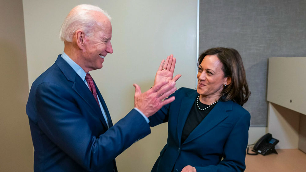 সে দিনের বালিকাই আজকের মার্কিন সেনেটর কমলা হ্যারিস। প্রথম অ-শ্বেতাঙ্গ মহিলা হিসেবে মার্কিন যুক্তরাষ্ট্রের ডেমোক্র্যাটিক পার্টির ভাইস প্রেসিডেন্ট পদপ্রার্থী। বর্ণবিদ্বেষের উত্তপ্ত আবহের মধ্যেই তাঁকে বেছে নিয়েছেন প্রেসিডেন্ট পদপ্রার্থী জো বাইডেন। যা মার্কিন ইতিহাসে নজিরবিহীন।