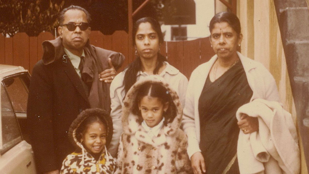 কমলার ছোট বোনের নাম মায়া লক্ষ্মী। বিজ্ঞানী শ্যামলার গভীর শ্রদ্ধা ছিল ভারতীয় সংস্কৃতি ও ঐতিহ্যের উপর। তাই তাঁর দুই মেয়ের নামই হিন্দুধর্মের ধনসম্পদ ও শ্রীবৃদ্ধির দেবীর নাম অনুসারে। ছোট থেকেই মিশ্র সংস্কৃতিতে বড় হয়েছেন কমলা ও মায়া। গির্জায় সমবেত উপাসনাসঙ্গীতে অংশ নেওয়ার পাশাপাশি তাঁরা নিয়মিত যেতেন মন্দিরেও।