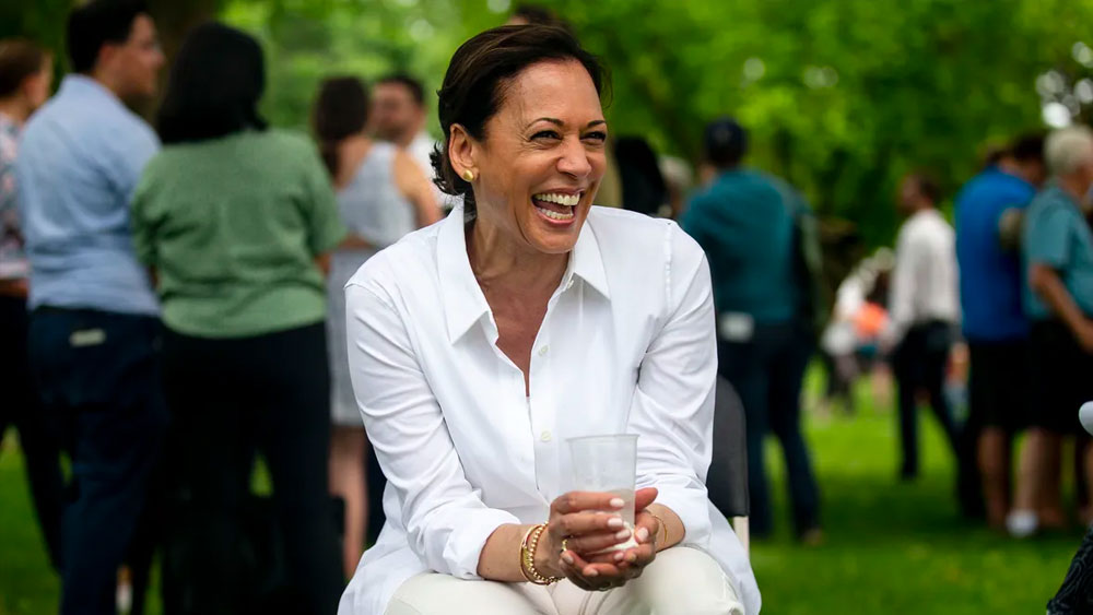 মায়ের পাশাপাশি কমলার জীবনে গভীর প্রভাব ফেলেছিলেন তাঁর দাদু, পি ভি গোপালন। স্বাধীনতা সংগ্রামী গোপালন পরে উচ্চপদস্থ আমলার পদে আসীন ছিলেন দীর্ঘ দিন। গোপালনের মতোই দৃপ্ত ছিলেন তাঁর বিজ্ঞানীকন্যা শ্যামলাও। স্তন ক্যানসার নিয়ে গবেষণার জন্য পৃথিবীর নানা দেশে ঘুরেছেন তিনি। সঙ্গে নিয়ে যেতেন মেয়েদেরও।