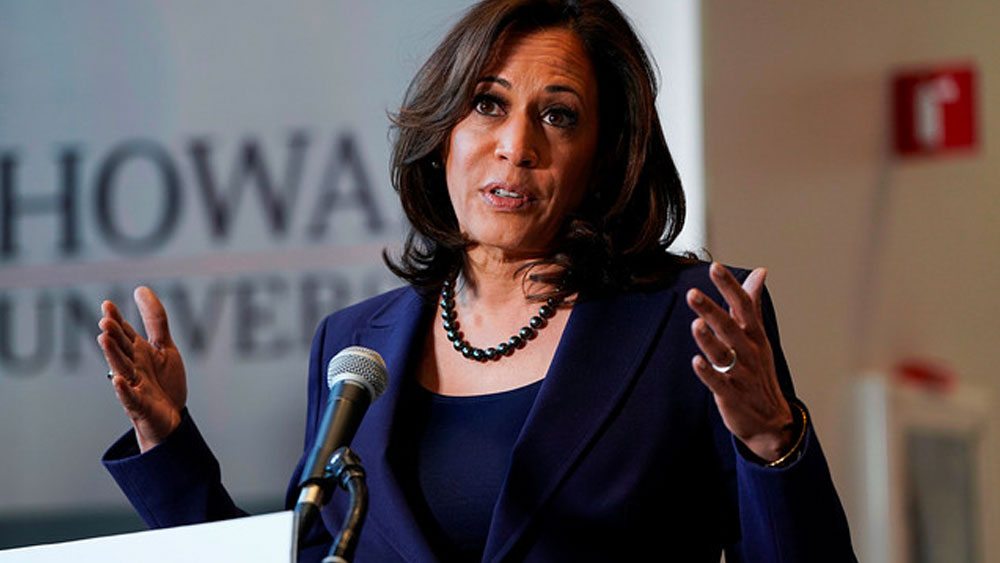 মায়ের কাজের জন্য কমলার ছাত্রীজীবনের একটা বড় অংশ কেটেছে কানাডার কুইবেক শহরে। কুইবেকে একটি হাসপাতালে গবেষণা এবং বিশ্ববিদ্যালয়ে শিক্ষকতা করতেন শ্যামলা। কুইবেকের ছাত্রীজীবনের পরে হাওয়ার্ড বিশ্ববিদ্যালয় থেকে রাষ্ট্রবিজ্ঞান ও অর্থনীতি নিয়ে পড়াশোনা করেন কমলা। ডক্টরেট সম্পূর্ণ করেন ক্যালিফোর্নিয়া বিশ্ববিদ্যালয়ের হেস্টিংস কলেজ অব দ্য ল’ থেকে।