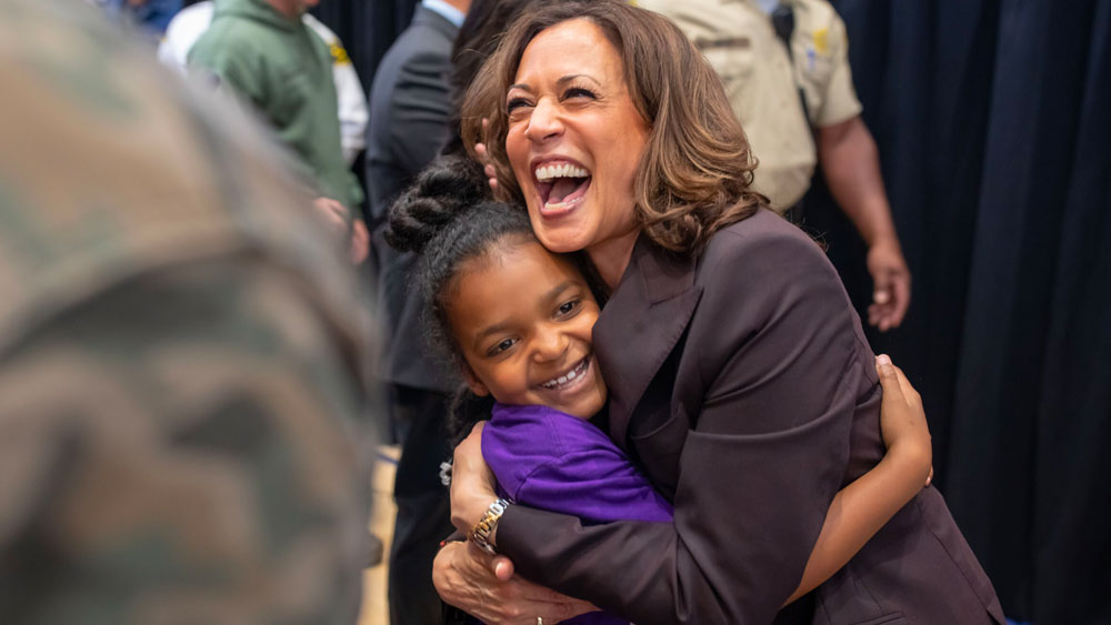 মায়ের সঙ্গে কমলা ও মায়া থাকতেন ক্যালিফোর্নিয়ার অশ্বেতাঙ্গ প্রধান একটি এলাকায়। তাঁদের বন্ধুরা অনেকেই ছিলেন আফ্রিকান বংশোদ্ভূত। ফলে বর্ণবৈষম্যের সমস্যায় তাঁদের পড়তে হয়নি। ভারতীয় খাবার খাওয়া থেকে হাতে মেহেন্দি লাগানো, সবই করতেন বন্ধুদের সঙ্গে মিলেমিশে। 