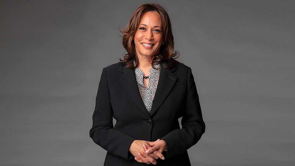 হাওয়ার্ড বিশ্ববিদ্যালয়ে পড়ার সময় রাজনীতিতে হাতেখড়ি। পাশাপাশি, হাওয়ার্ডে নিয়মিত বিতর্কসভায় অংশ নিয়ে বাগ্মী হয়ে ওঠেন কমলা হ্যারিস। ছোট থেকে তাঁর স্বপ্ন ছিল আইনজীবী হওয়ার। সে স্বপ্ন তিনি পূরণ করেছেন। দীর্ঘদিন সুনামের সঙ্গে কাজ করেছেন আইনজীবী হিসেবে। তিনি বরাবর সরব হয়েছেন মৃত্যুদণ্ডের বিরোধিতা করে।