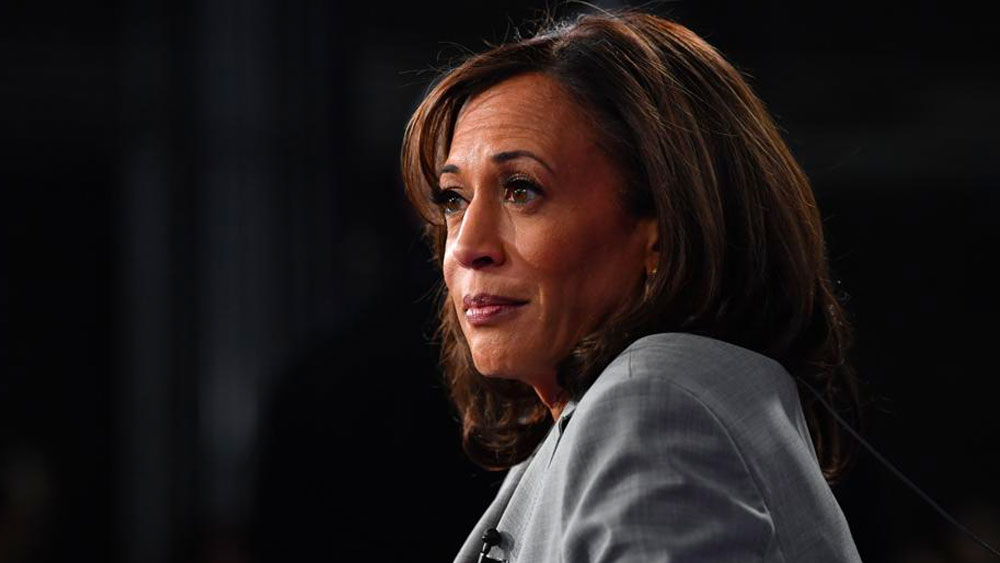 ১৯৯০ সাল‌ তিনি ক্যালিফোর্নিয়ার অ্যালামেডা কাউন্টির ডেপুটি ডিস্ট্রিক্ট অ্যাটর্নির দায়িত্ব পান। এর পর ২০১০ সালে কমলা ক্যালিফর্নিয়ার অ্যাটর্নি জেনারেল হন। প্রথম মার্কিন-আফ্রিকান এবং দক্ষিণ পূর্ব এশীয় বংশোদ্ভূত হিসেবে তিনি এই দায়িত্বে সম্মানিত হন। সাত বছর সান ফ্রান্সিসকোর ডিস্ট্রিক্ট অ্যাটর্নি এবং তার পরে ক্যালিফর্নিয়ায় ছ’বছর অ্যাটর্নি জেনারেল থাকার পরে ২০১৬ সালে প্রথম অ-শ্বেতাঙ্গ মহিলা সেনেটর হিসেবে ক্যালিফর্নিয়া থেকে নির্বাচিত হন কমলা।