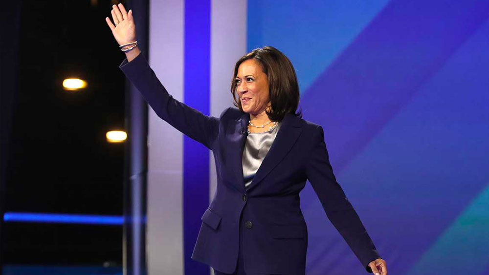 কিন্তু শেষ অবধি কমলা হ্যারিস প্রেসিডেন্ট দৌড় থেকে নিজের নাম সরিয়ে নেন। প্রচার চালানোর মতো যথেষ্ট অর্থের অভাবেই যে মূলত তাঁকে দৌড় থেকে সরে আসতে হল, তা সমর্থকদের একটি ই-মেলে জানান পঞ্চাশোর্ধ্ব কমলা।