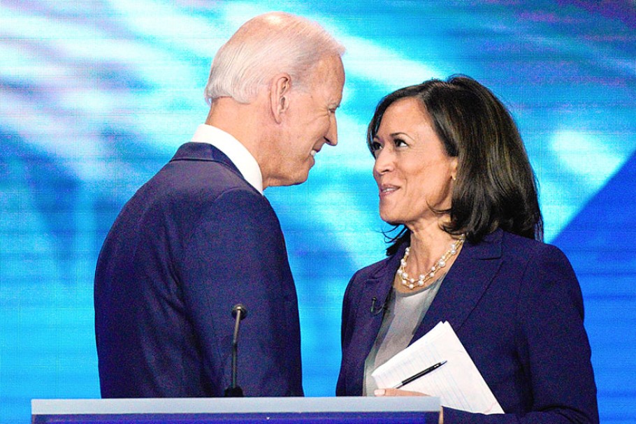 প্রেসিডেন্ট মনোনয়নের প্রথম দিকের বিতর্কে বাইডেনের বিভিন্ন নীতির সমালোচনা করেন কমলা। এমনকি বাইডেনের বিরুদ্ধে নানা বিষয় নিয়ে সেনেটে সরবও হয়েছিলেন তিনি। কিন্তু নির্বাচনের আগে সেই হ্যারিসকেই তাঁর সঙ্গী হিসেবে মনোনীত করে সকলকে চমকে দিয়েছেন বাইডেন। মনে করা হচ্ছে, বর্ণবৈষম্য নিয়ে উত্তপ্ত আমেরিকায় নির্বাচনের আগে হ্যারিসকে বেছে নিয়ে অ-শ্বেতাঙ্গ ভোটব্যাঙ্ক নিশ্চিত করার পথ মসৃণ করলেন বাইডেন।