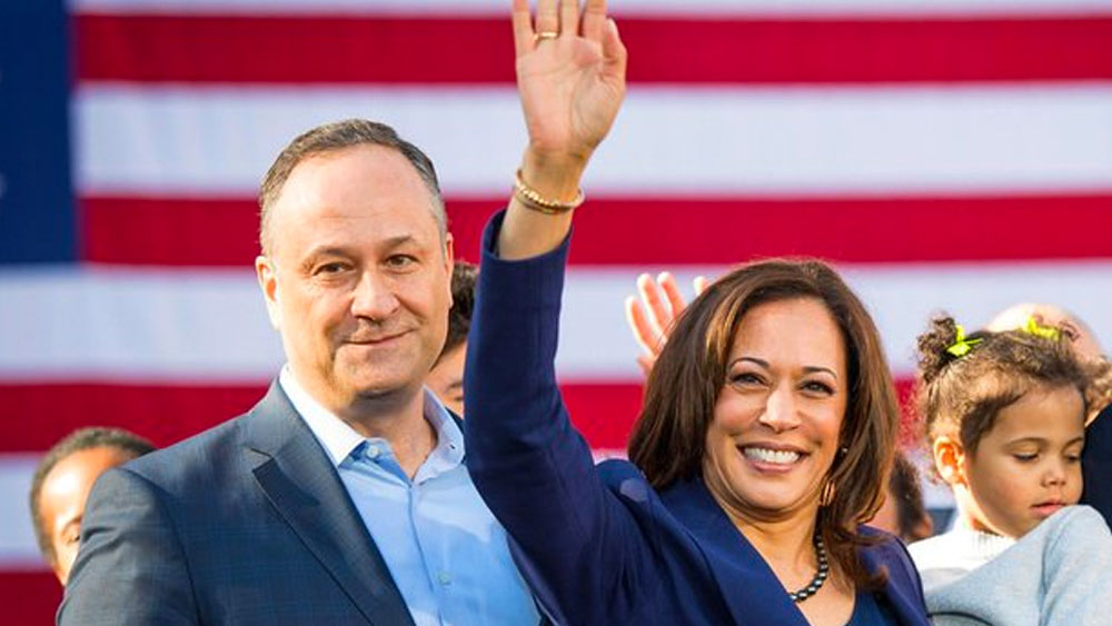 পেশায় আইনজীবী ডগলাসকে পঞ্চাশ বছর বয়সে বিয়ে করেন কমলা। তাঁর কথায়, ডগলাস খুবই ভাল রান্না করেন। তাঁরা দু’জনে এই রান্নাপর্ব খুব উপভোগ করেন। কিন্তু মাঝে মাঝে এমন সময়ও আসে, যখন রান্না করার সময় থাকে না। তখন মনের চাপ কাটাতে বিভিন্ন পদের রেসিপি পড়েন মার্কিন রাজনীতির মানচিত্রে নতুন তারা কমলা হ্যারিস।