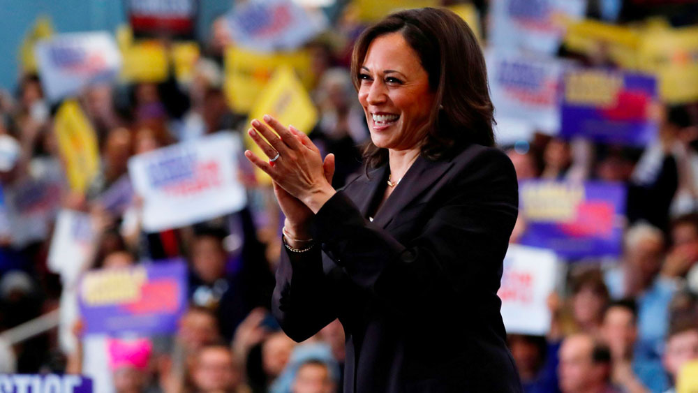 ঠিক সেটাই চান কমলাও। নতুনদের পথ দেখাতে। আপাতত মার্কিন তথা বিশ্বরাজনীতির নজর এই শতদলের বিকশিত হওয়ার দিকেই। যিনি রাজনীতিক জীবনে বর্ণবৈষম্যের বহু কটাক্ষ সহ্য করেও নিজেকে করে তুলতে পেরেছেন আকর্ষণের কেন্দ্রবিন্দু।