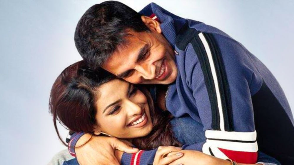 প্রত্যক্ষদর্শীদের দাবি, ঝগড়ার মধ্যে মেজাজ হারিয়ে স্থান-কাল-পাত্র ভুলে অক্ষয় নাকি বলে ওঠেন, হ্যাঁ, প্রিয়ঙ্কার সঙ্গে তাঁর প্রেম আছে। এর মাসুল দিতে হয়েছিল অক্ষয়কে। তাঁকে এবং দু’বছরের ছেলে আরভকে গোয়ায় রেখে টুইঙ্কল মুম্বই ফিরে গিয়েছিলেন।