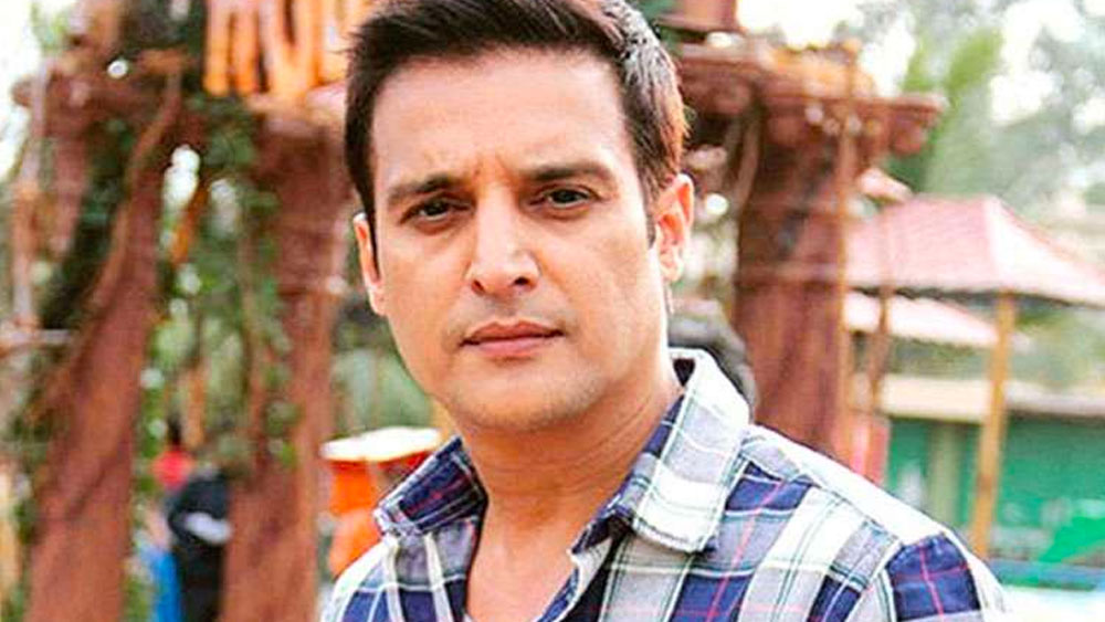 জন্মের পরে তাঁর নামকরণ হয়েছিল যশজিৎ সিংহ। প্রাথমিক পড়াশোনা লখনউয়ের মিশনারি স্কুলে। তার পর তিনি চলে যান তাঁদের আদি ভূমি পঞ্জাবে। বাকি স্কুল ও কলেজজীবন কেটেছিল পঞ্জাবেই। পঞ্জাব বিশ্ববিদ্যালয় থেকে স্নাতক হওয়ার পরে তিনি মুম্বই পাড়ি দেন।