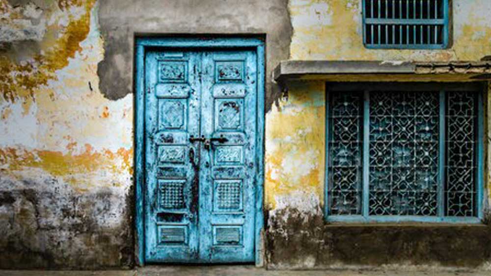 শুনে ওই পঞ্চাশোর্ধ্ব বিনীত কিন্তু দৃঢ় কণ্ঠে বলেছিলেন, তিনি চান না তাঁর অতীতের কথা আলোচনা করতে। প্রত্যাখ্যাত হরিন্দর ফিরে যাননি। সকাল ১০টা থেকে বিকেল অবধি একটি মাত্র জলের বোতল সম্বল করে বসেছিলেন তাঁর বন্ধ দরজার সামনে। (ছবি: শাটারস্টক)