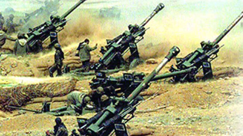 কার্গিল যুদ্ধের সময় তিনি সাংবাদিক সেজে পৌঁছেছিলেন যুদ্ধক্ষেত্রে। উদ্দেশ্য, গ্রাউন্ড জিরো থেকে যুদ্ধ প্রত্যক্ষ করা। সেখানেই এক বার সেনা আধিকারিকদের সামনে মেজাজ হারিয়ে সিক্কা অভিযোগ করেছিলেন, ভারতীয় সেনার গাফিলতিতেই শত্রুপক্ষ ঘাঁটি দখল করতে পেরেছে।  (ছবি: আর্কাইভ)