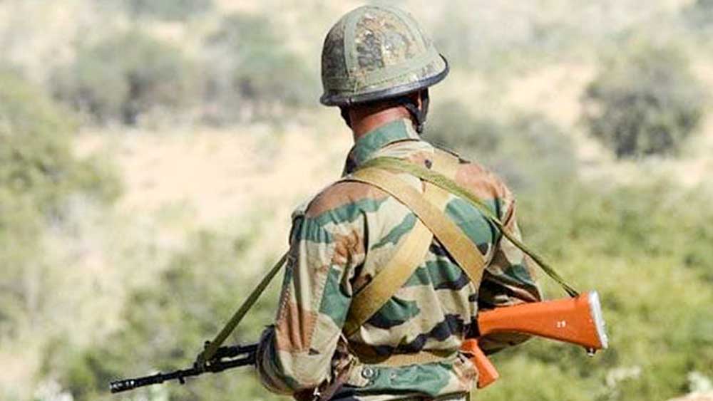 তাঁর উষ্মার প্রতিবাদ করেছিলেন এক সেনা অফিসার। বলেছিলেন, ‘‘সবাই বিশ্বাসঘাতক হয় না, স্যর। আমার মা বিশ্বাসঘাতক ছিলেন না।’’ এই দুটো লাইন, বিশেষ করে ‘আমার মা’ শব্দ দুটো তাড়া করে বেড়াচ্ছিল হরিন্দরকে। দিল্লি ফিরে এসেও স্বস্তি পাচ্ছিলেন না। আবার তিনি যান কাশ্মীর। খুঁজে বার করে ওই সেনা আধিকারিকের সঙ্গে কথা বলেন হরিন্দর।  (ছবি: আর্কাইভ)