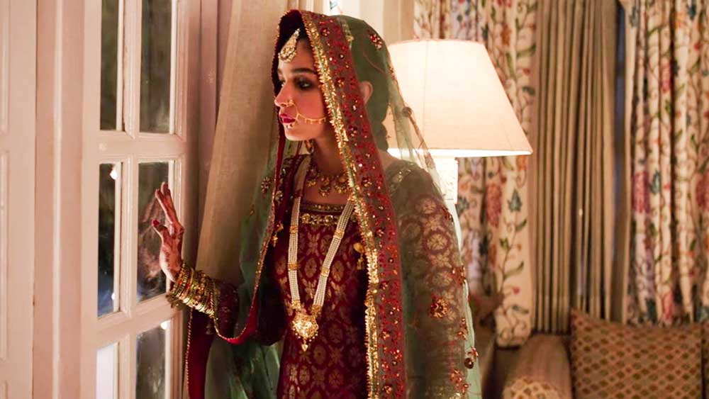 সত্যি-মিথ্যের হিসেব করেননি কুড়ি বছরের সেহমতও। যখন বাবার কথায় তিনি সম্মত হয়েছিলেন পড়শি অথচ শত্রুদেশের হাই প্রোফাইল সেনা আধিকারিকের বাড়িতে পুত্রবধূ হয়ে যেতে। সংসার করার জন্য নয়। বরং ‘হিন্দুস্তানের চোখ আর কান’ হয়ে থাকতে।  (ছবি: ‘রাজি’ ছবির ভিডিয়ো থেকে)