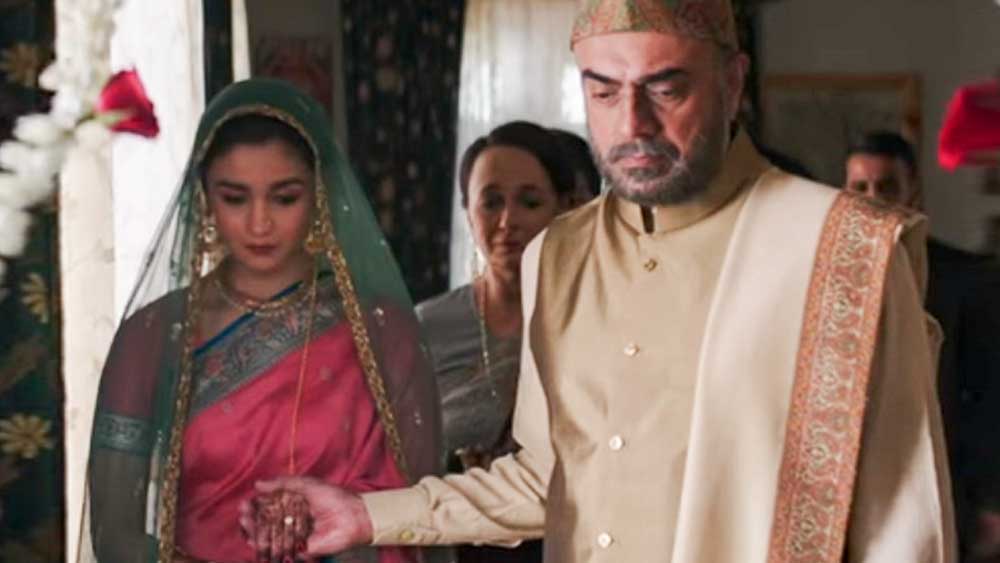 সেহমতের বাবা হিদায়েতুল্লাহ (পরিবর্তিত নাম) ছিলেন ব্যবসায়ী। তাঁর কারবার ছিল সীমান্তের ওপারে পাকিস্তানে। সে দেশের উচ্চ মহলেও ছিল তাঁর অনায়াস গতি। অথচ ব্যবসার আড়ালে হিদায়েতও ছিলেন পড়শি দেশে তাঁর জন্মভূমির চোখ এবং কান।
(ছবি: ‘রাজি’ ছবির ভিডিয়ো থেকে)