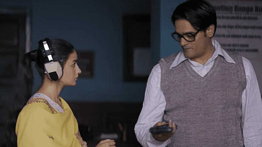 প্রেমিক অভিনব (নাম পরিবর্তিত) এবং ভবিষ্যতের সব রঙিন স্বপ্নকে বিশ্ববিদ্যালয়ের অলিন্দে ফেলে রেখে সেহমত কাঁটাতার পেরিয়ে চলে গেলেন শ্বশুরবাড়ি। যাওয়ার আগে কঠোর অনুশীলন চলেছিল ‘র’-এর তত্ত্বাবধানে। মৃত্যুপথযাত্রী বাবার শেষ ইচ্ছের অমর্যাদা করতে পারেননি তাঁর একমাত্র মেয়ে, সেহমত।  (ছবি: ‘রাজি’ ছবির ভিডিয়ো থেকে)