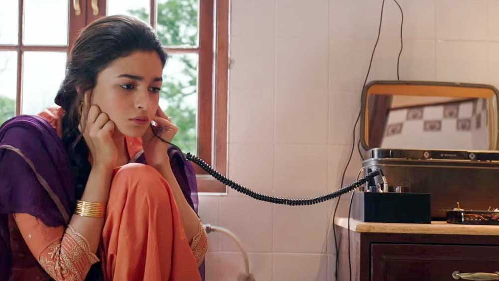 আগ্নেয়াস্ত্র চালানো-সহ নিজেকে বাঁচানোর সবরকম উপায়ের পাশাপাশি তাঁকে শেখানো হল মর্স কোডিংয়ের খুঁটিনাটি। যাতে তিনি সাঙ্কেতিক ভাষায় তথ্য পাঠাতে পারেন। আবার, সাঙ্কেতিক ভাষায় তাঁকে পাঠানো তথ্যের পাঠোদ্ধার করতে পারেন। (ছবি: ‘রাজি’ ছবির ভিডিয়ো থেকে)