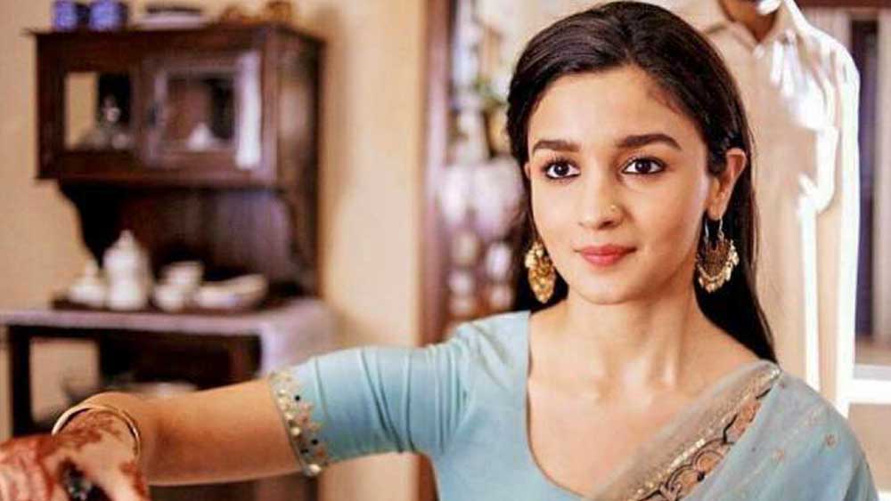 সেই পাঠোদ্ধারের কাজের ফাঁকে পাকিস্তানি ব্রিগেডিয়ার শেখ সৈয়দের (পরিবর্তিত নাম) পরিবারেরও মন জয় করে নিলেন সেহমত। শ্বশুরবাড়ির প্রত্যেক সদস্য সেহমতের গুণমুগ্ধ। শুধু তো শ্বশুর একা পাক সেনাবাহিনীর নন। সেহমতের স্বামী ইকবাল খান (পরিবর্তিত নাম) এবং ভাসুর মেহবুব সৈয়দ (পরিবর্তিত নাম)-ও ছিলেন পাকিস্তান সেনাবাহিনীর ক্যাপ্টেন।  (ছবি: ‘রাজি’ ছবির ভিডিয়ো থেকে)