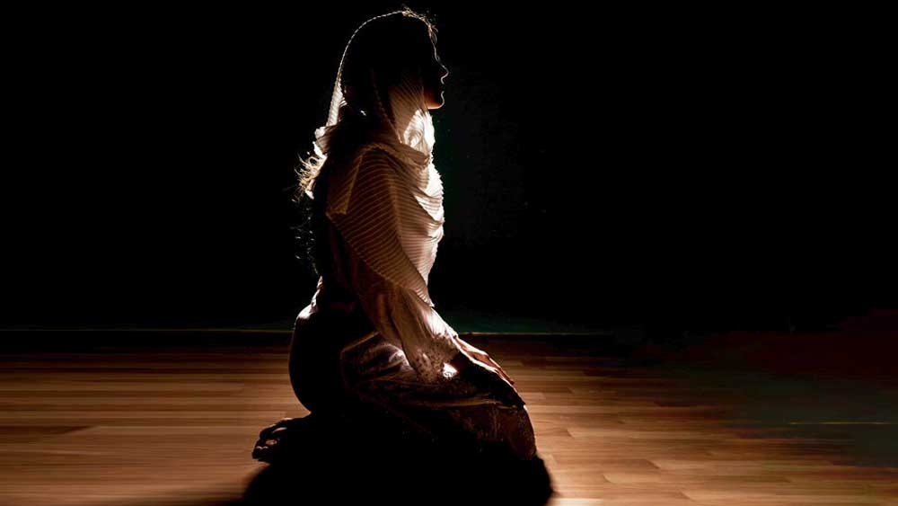 সেই পরিবারকে নিজের হাতে তিলে তিলে শেষ করে ফেলার গ্লানি ও পাপবোধ সেহমতের সঙ্গী হয়েছিল জীবনভর। ‘রাজি’ সিনেমায় যেমন দেখানো হয়েছিল তেমন জিপের চাকায় নয়। তিনি আবদুলকে সরিয়ে দিয়েছিলেন ট্রাকের চাকায়। শেষ মুহূর্তে নিজেকে বলেছিলেন ‘‘আমি দুঃখিত আবদুল। কিন্তু তোমার থেকেও আমি বেশি ভালবাসি মাতৃভূমিকে।’’ (ছবি: সোশ্যাল মিডিয়া)