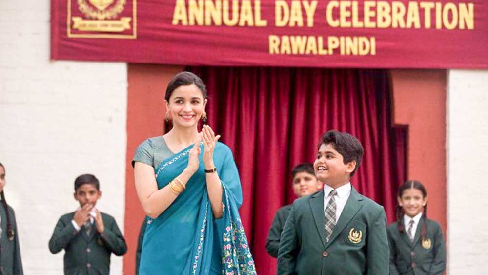 বিশ্ববিদ্যালয়ের ছাত্রী থেকে আন্ডারকভার এজেন্ট হয়ে যাওয়া সহজ ছিল না সেহমতের পক্ষে। নিজের শ্বশুরবাড়ির পাশাপাশি তিনি বিশ্বাস অর্জন করেছিলেন আরও অনেক হাই প্রোফাইল পাকিস্তানি পরিবারের। তৃতীয় পাকিস্তানি প্রসিডেন্ট ইয়াহয়া খানের নাতি নাতনি-সহ আরও অনেক পাকিস্তানি সেনা পরিবারের সন্তানদের শিক্ষকতাও করেছেন সেহমত। (ছবি: ‘রাজি’ ছবির ভিডিয়ো থেকে)