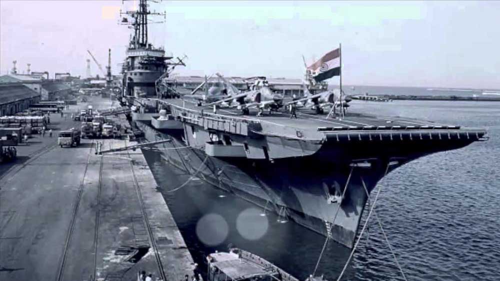 ভারত থেকে স্বামীর ঘর করতে আসা তরুণী হিসেবে বিশ্বাস অর্জন এবং গুপ্তচর হয়ে নিজের পরিচয় গোপন রেখে কাজ করে যাওয়া, দু’টি দুই মেরুর কাজকে একইসঙ্গে করতে হয়েছিল সেহমতকে। তাঁর পাঠানো গোপন তথ্যের উপর ভিত্তি করেই রক্ষা করা গিয়েছিল ভারতীয় রণতরী আইএনএস বিক্রান্তকে। (ছবি: সোশ্যাল মিডিয়া)