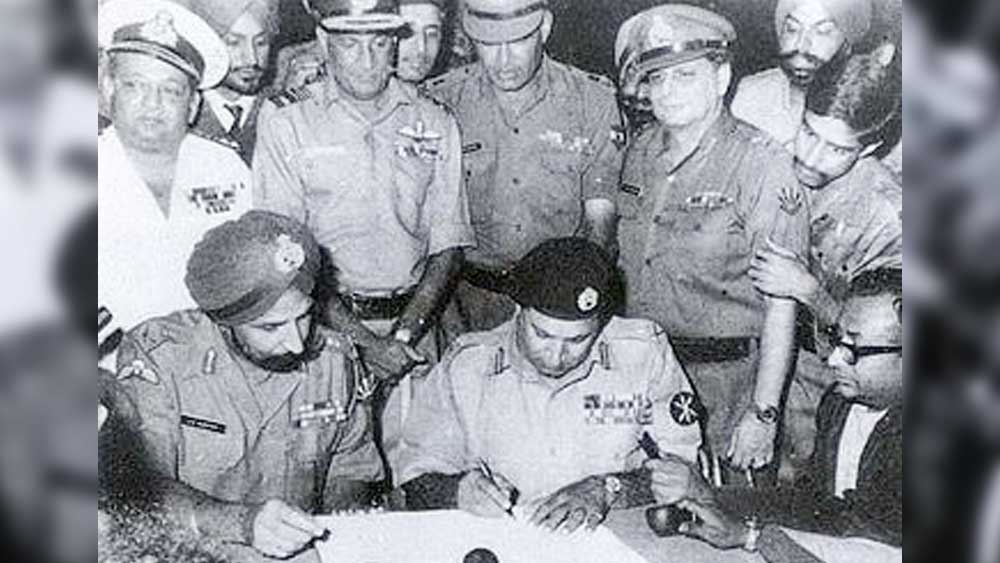 ১৯৭১-এর ১৬ ডিসেম্বর ভারতের কাছে পাকিস্তানের নতিস্বীকারের পিছনে সেহমতের মতো আরও অসংখ্য গুপ্তচরের অবদান ছিল। কিন্তু তাঁরা রয়ে গিয়েছেন আড়ালেই। হয়তো সেহমতও থেকে যেতেন তাঁদের মতো অনুচ্চারিত। যদি না সিক্কার সঙ্গে কাকতালীয় ভাবে দেখা হত তাঁর ছেলের। (ছবি: আর্কাইভ)