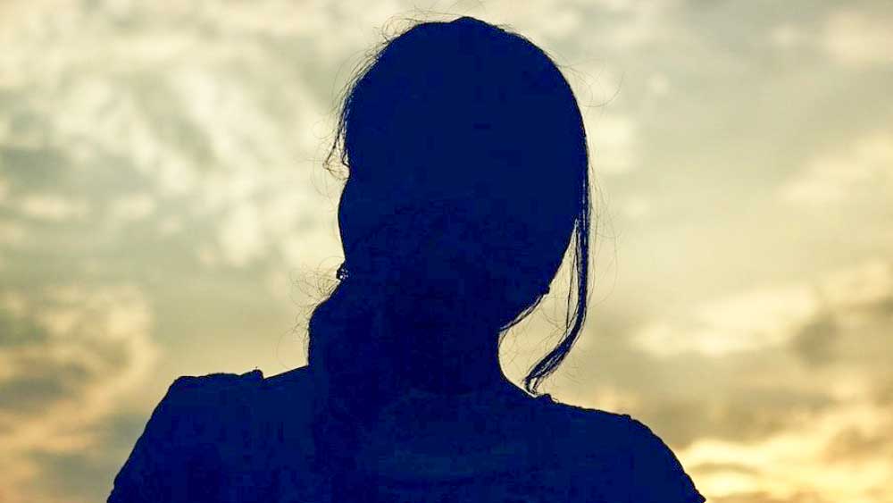 নিজের হাতে সবসময় রক্তের দাগ দেখতে পেতেন সেহমত। তাঁর ছেলেকে লালন পালন করে বড় করেছিলেন অভিনব। তিনি সেহমতের জন্য সারা জীবন বিয়ে করেননি। সেহমত দেশে ফেরার পর অভিনব নিজের পরিবারের বিরুদ্ধে গিয়ে সেহমতকে বিয়ে করতে চেয়েছিলেন। কিন্তু সেহমতের সম্মতি পাননি।  (ছবি: সোশ্যাল মিডিয়া)